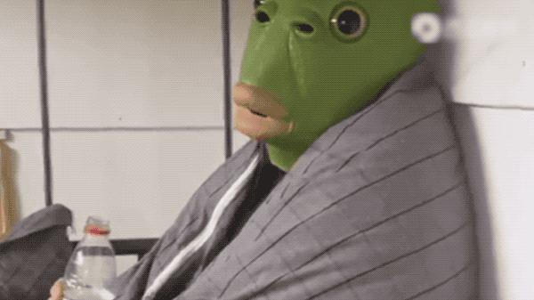 鱼头面具本来就贼有魔性,加上傻呆的表情,即使是普通的喝水吃泡面,那