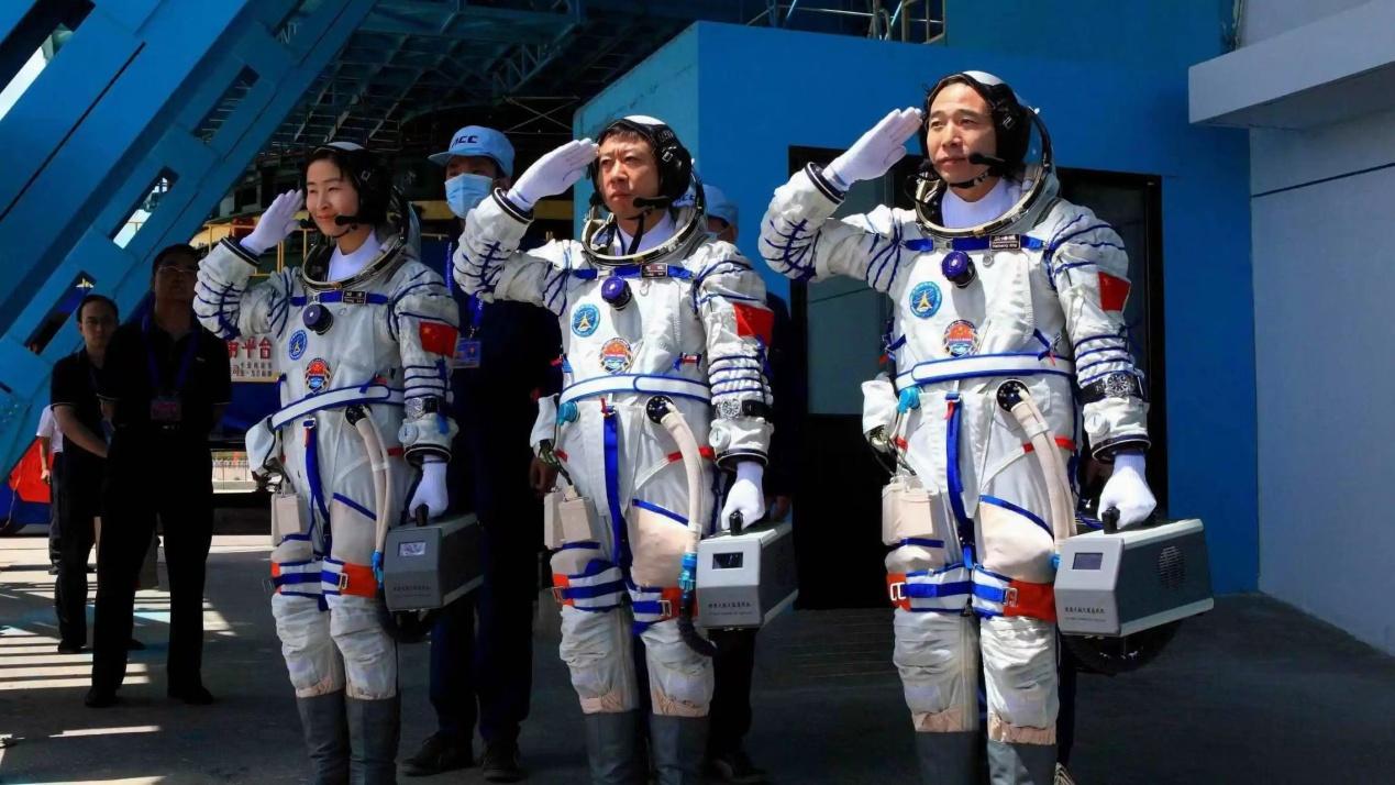 我国航天史上第一位飞天的航天英雄是谁