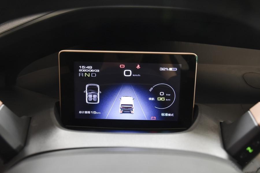 宝骏e200的内饰设计很简洁,所有的功能几乎都集成在7英寸的液晶仪表盘
