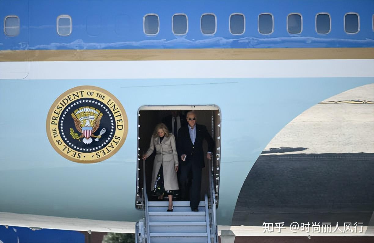 拜登全家出去过周末牵着3岁小孙子很有爱第一千金穿风衣美翻