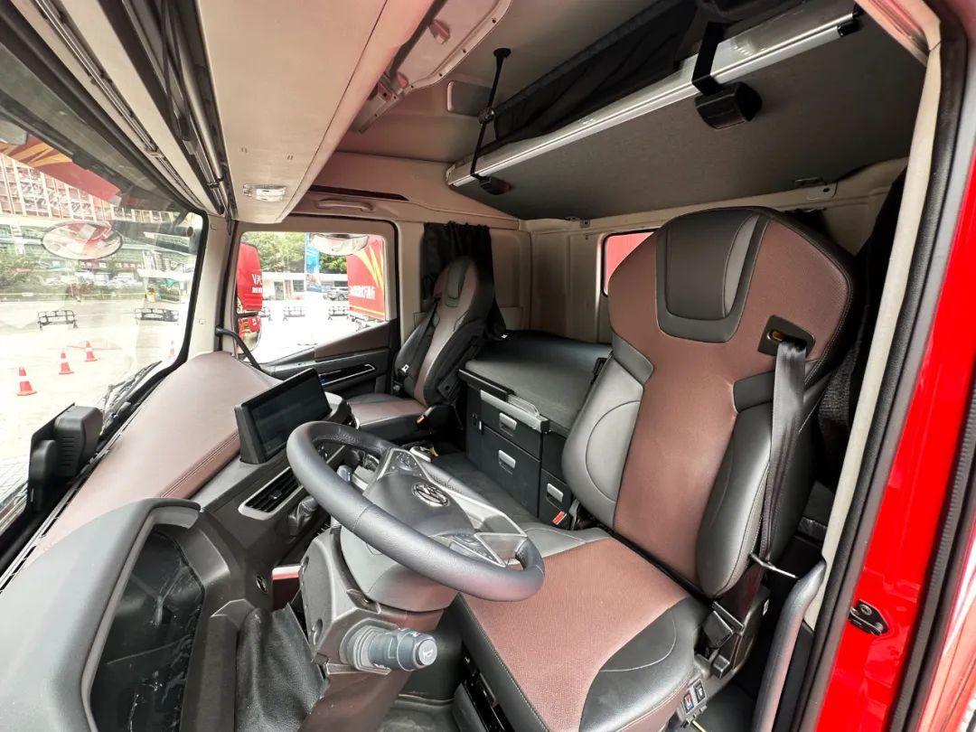 除动力外,驾驶室的表现也是一辆重卡尤为关键的部分.