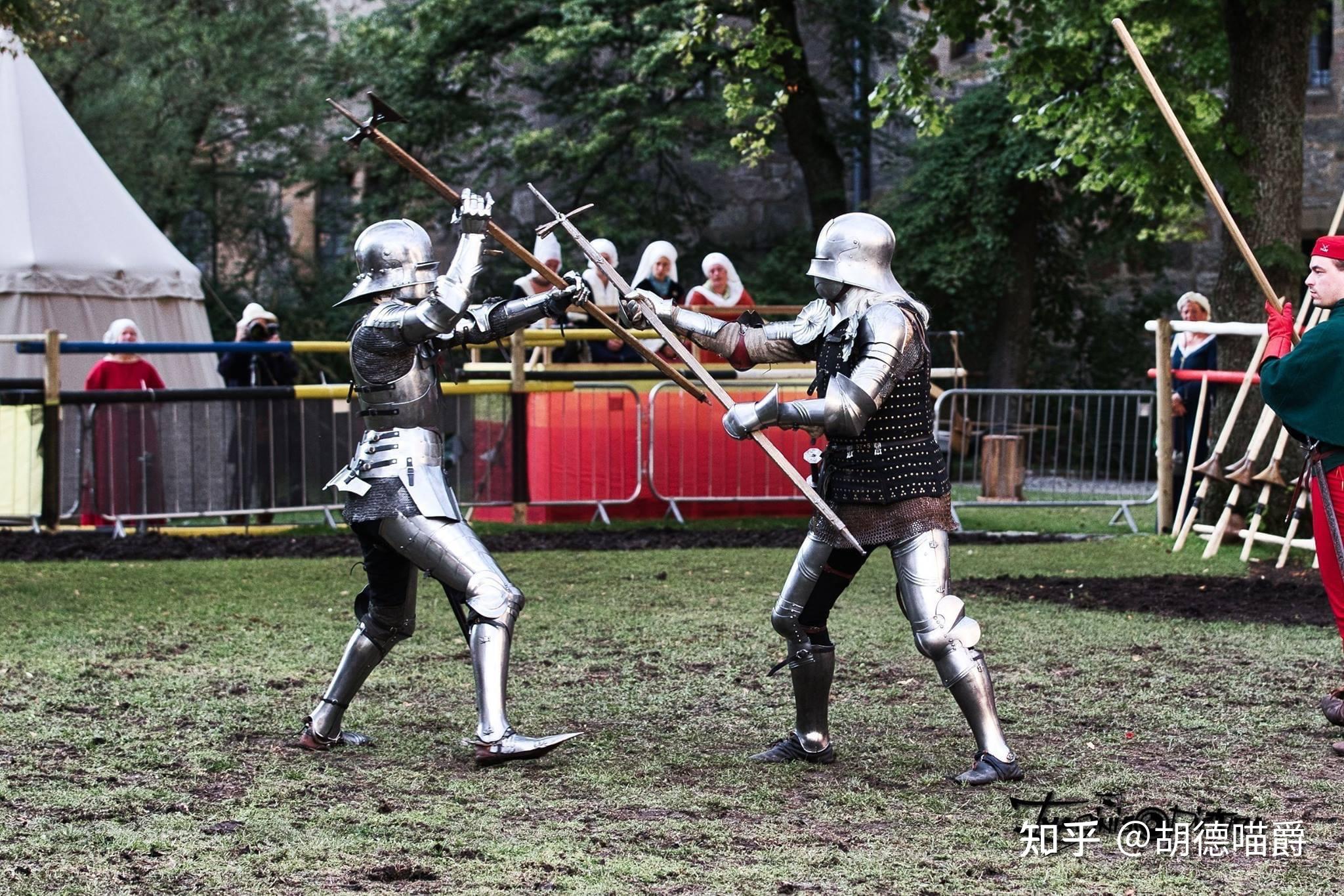 欧洲板甲的肩甲看起来手臂好像不能向前举高不明白它是怎么自由活动的