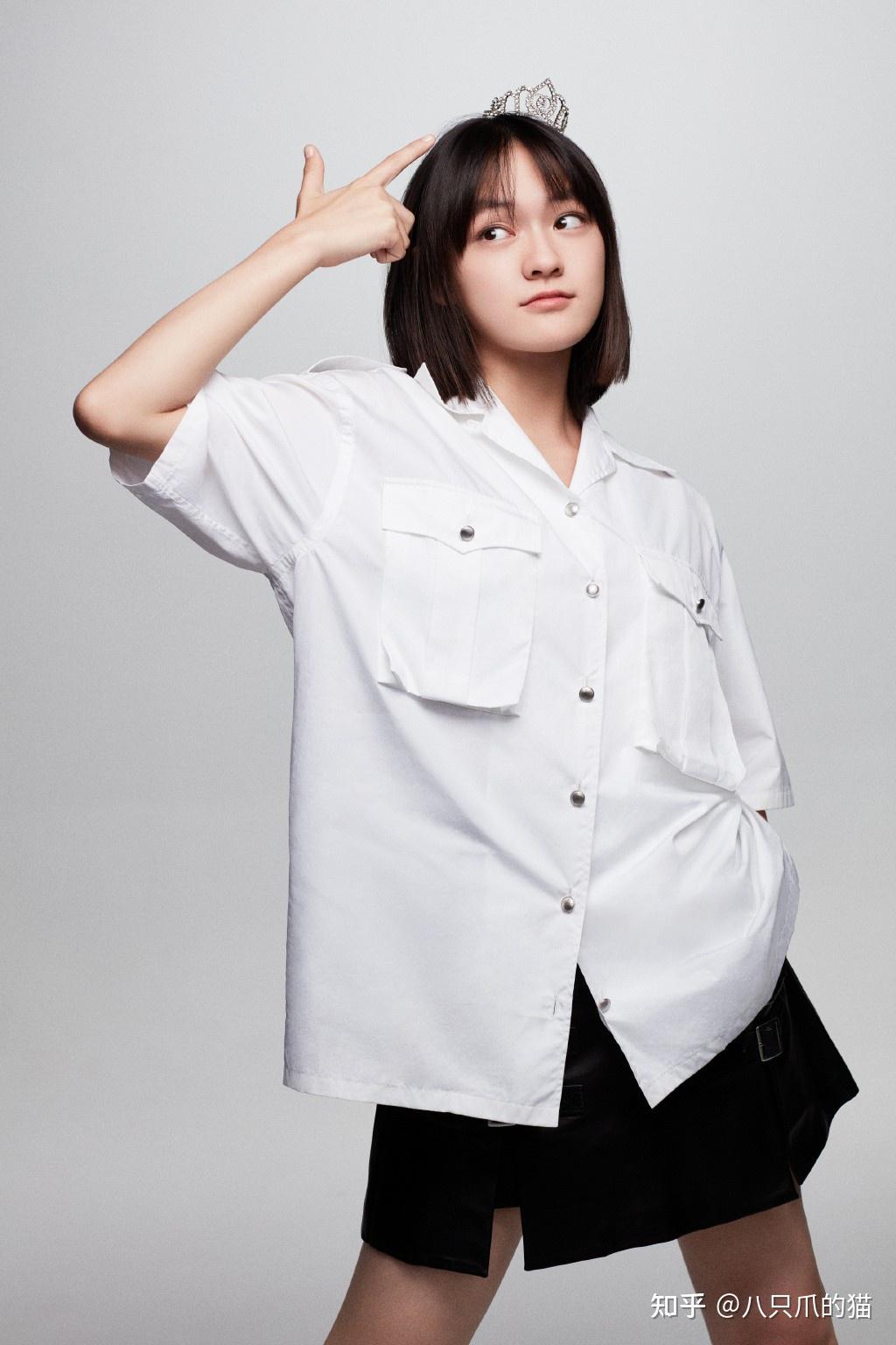 "邱冬娜"文琪罕见秀身材,穿小皮裙赶飞机细腿抢镜,妹妹真时髦