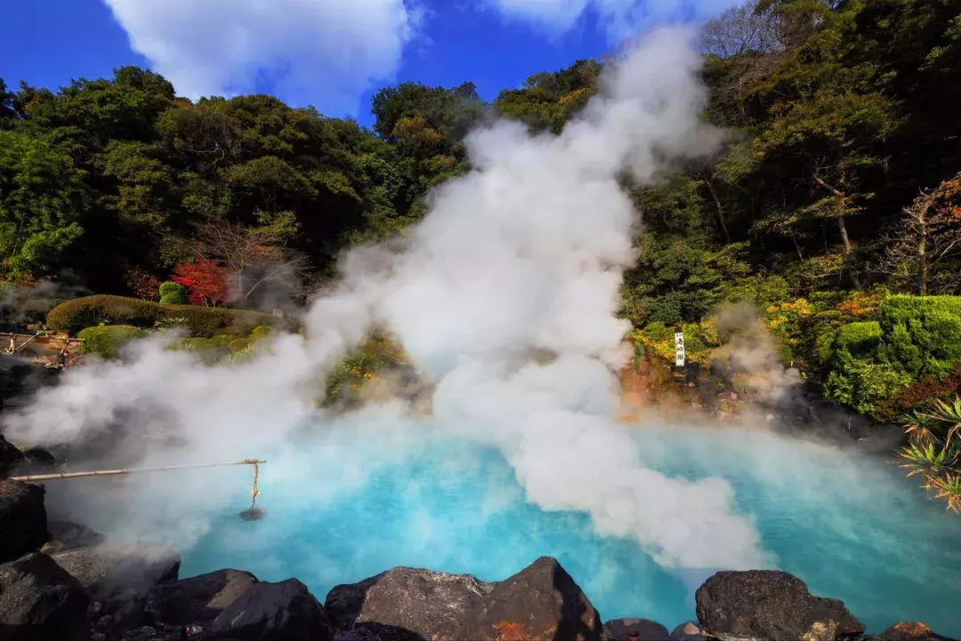 地獄溫泉是別府最大的景點,蛙蛙到達的「海地獄」是其中最大的一個