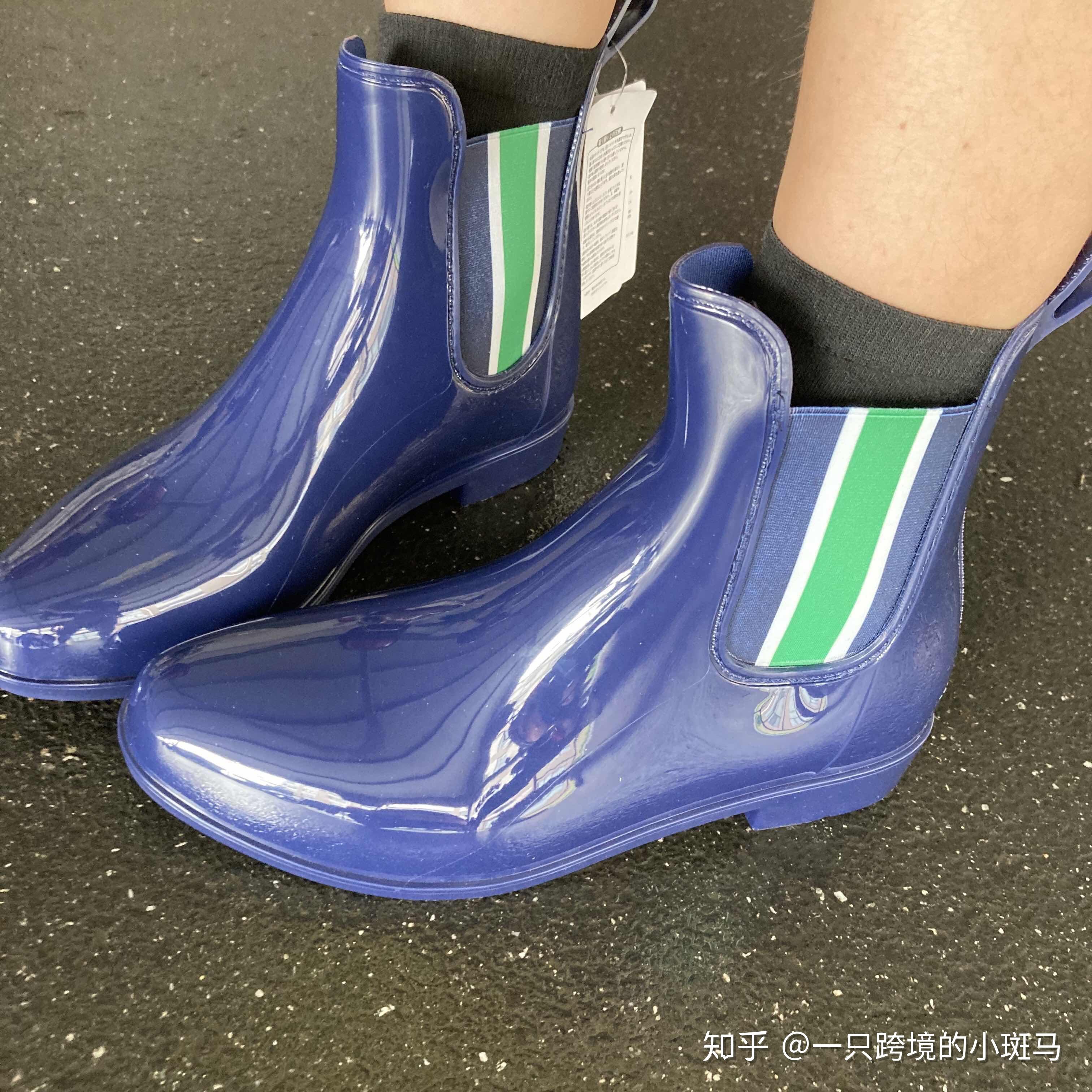 无论日常搭配还是雨天踩水都非常不错搭配长袜舒适又时尚样式也更偏向