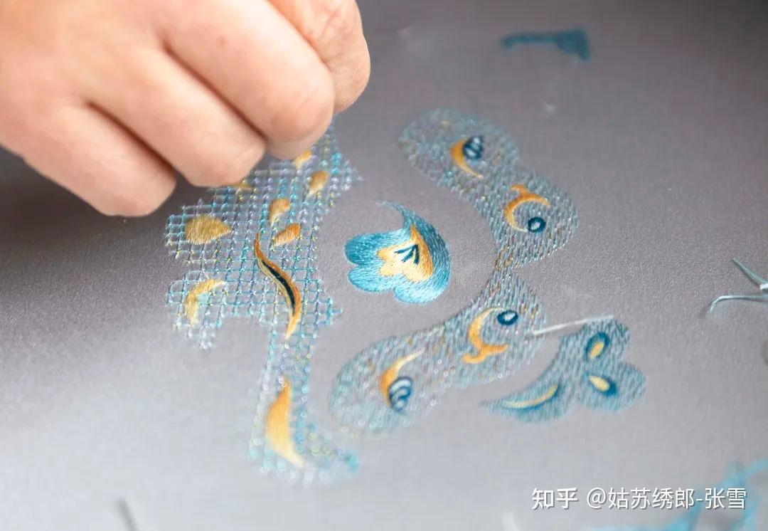 把苏绣穿在身上、戴在腕上、拿在手上,苏绣玩起跨界来真的美到我了! - 知乎