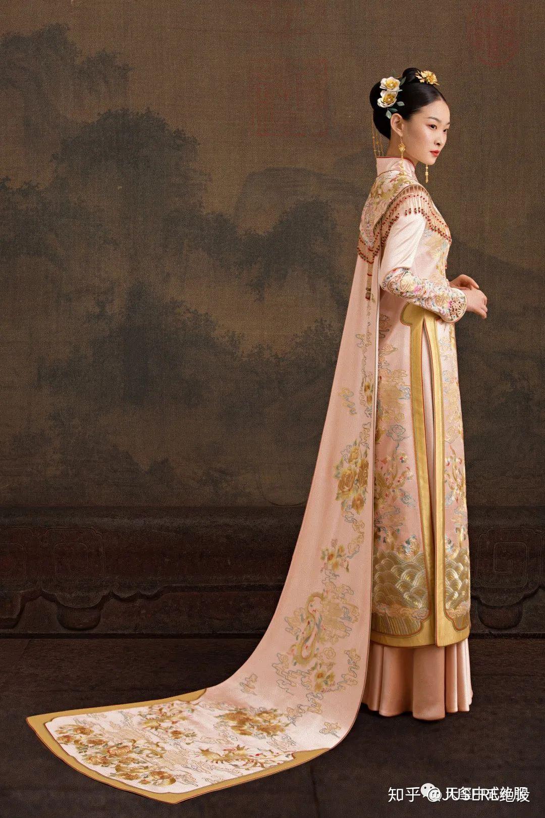 天玺匠心中式礼服中的云肩之美