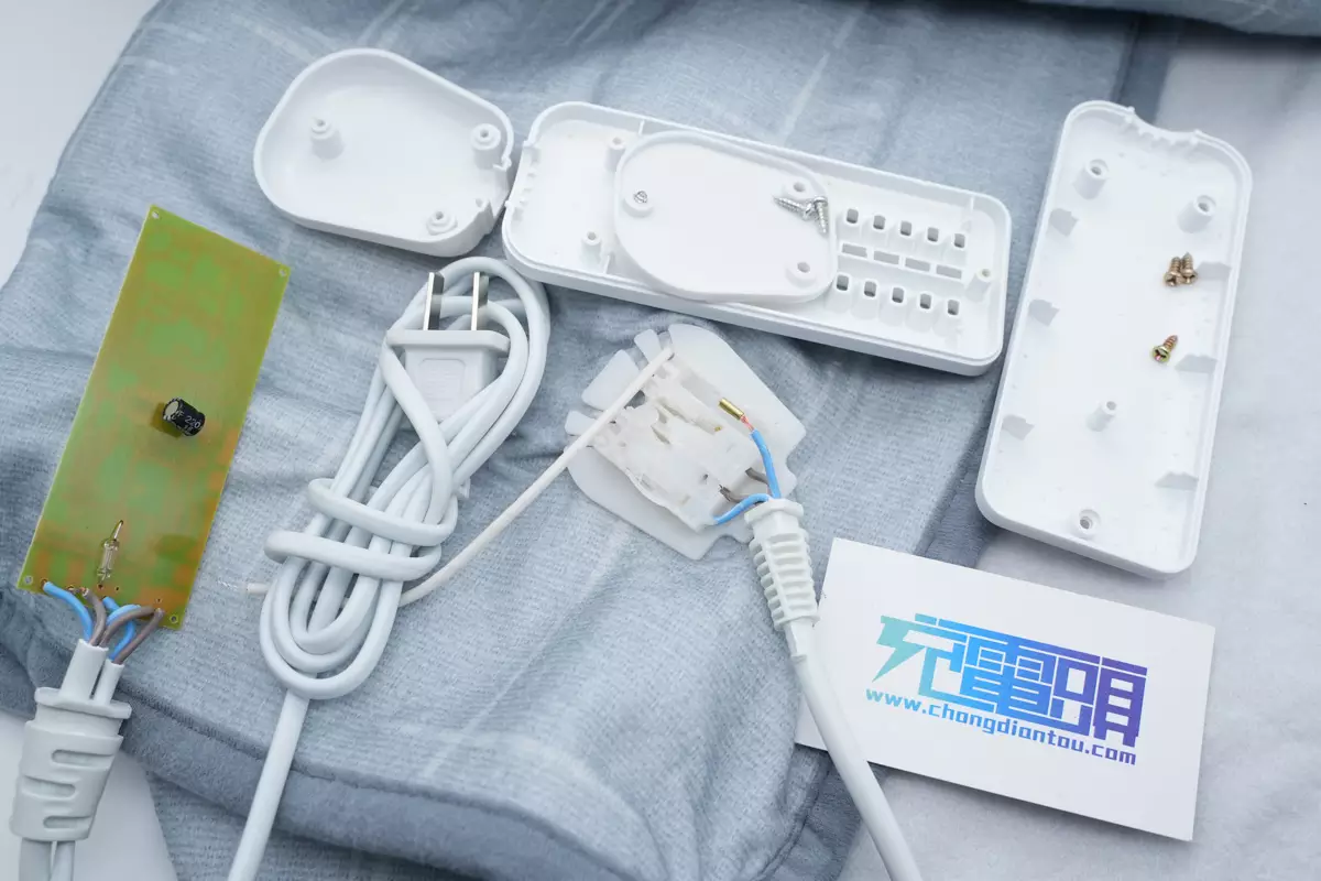 下面进行拆解,看看这款电热毯的内部设计