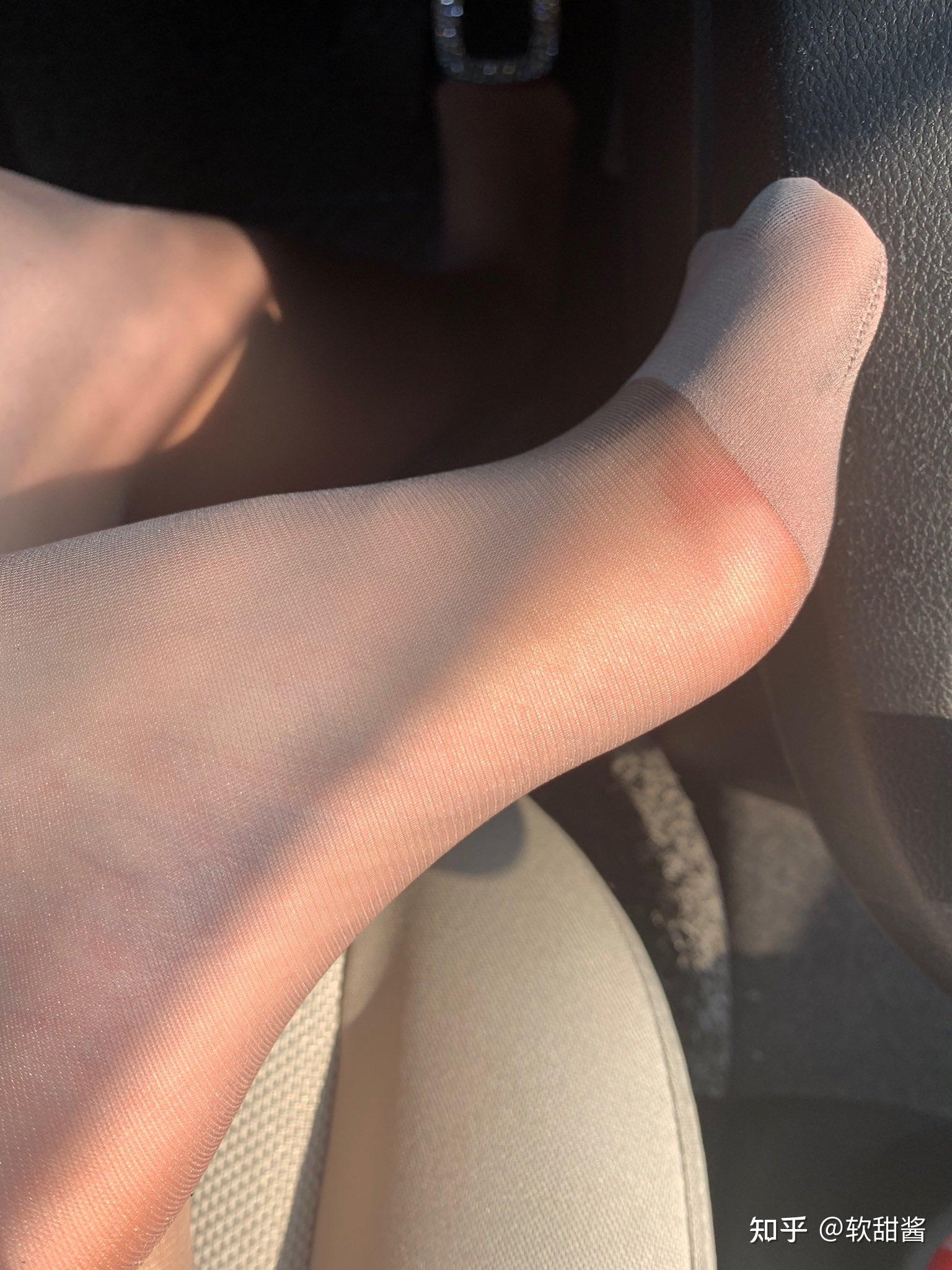 女生光脚穿单鞋或高跟鞋脚不臭吗?是怎么克服光脚不臭这个难题的?