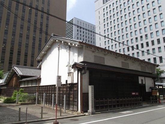 福泽谕吉于1855年就读于緒方洪庵所创建的适塾,并于1857年成为适塾的