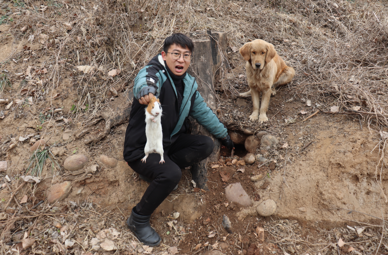 小亮报复他媳妇在门上偷放了盆开水,一推门却洒了她满身,真解气