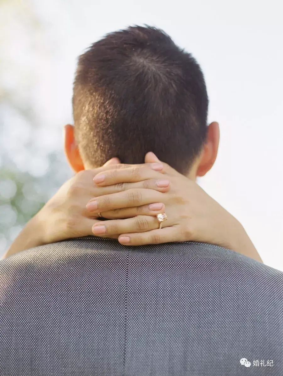 有些女生平时朋友圈还发点动态图片啥的,结婚