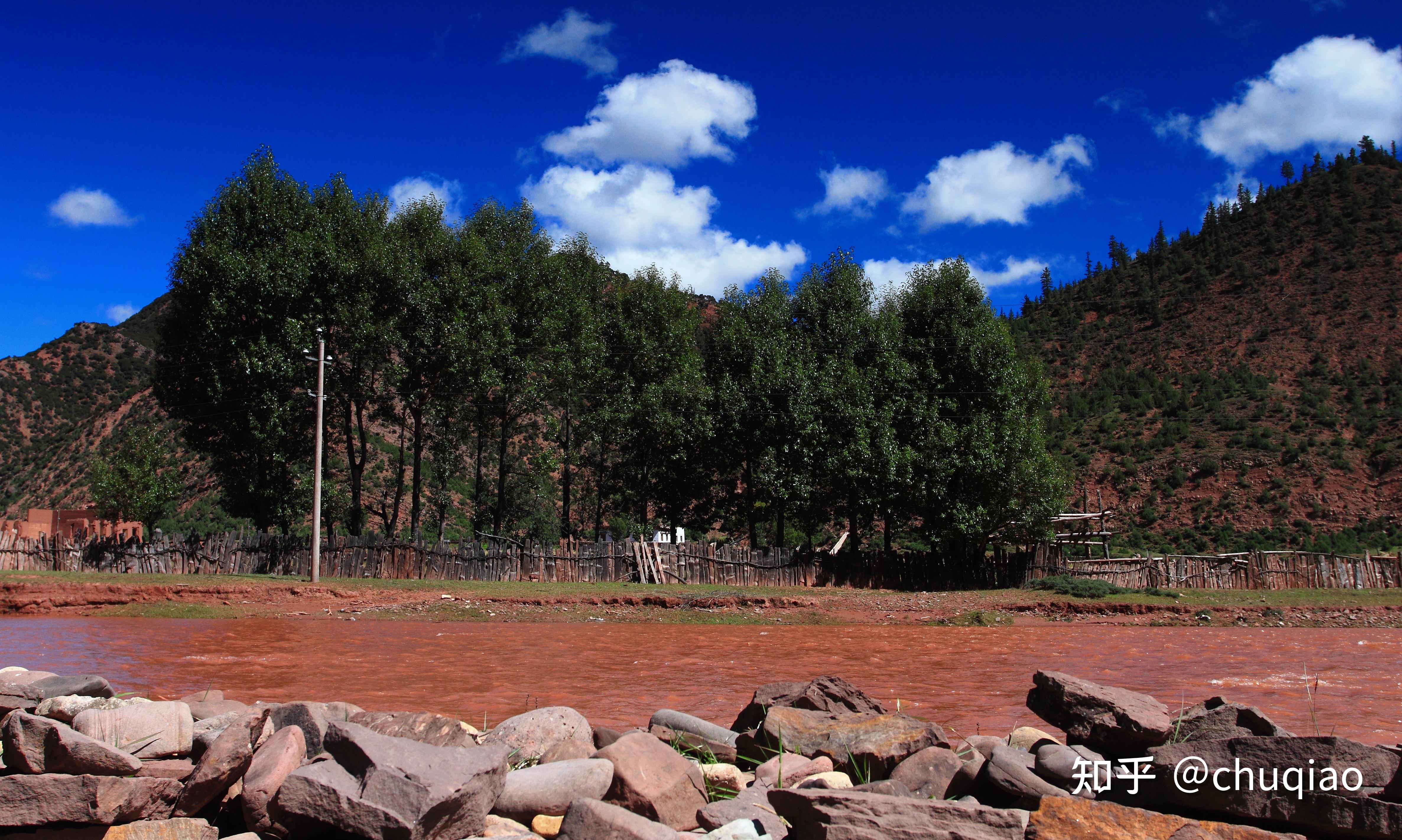 主要旅游景点有茶马古道,芒康滇金丝猴自然保护区,莽错风景区和尼果寺