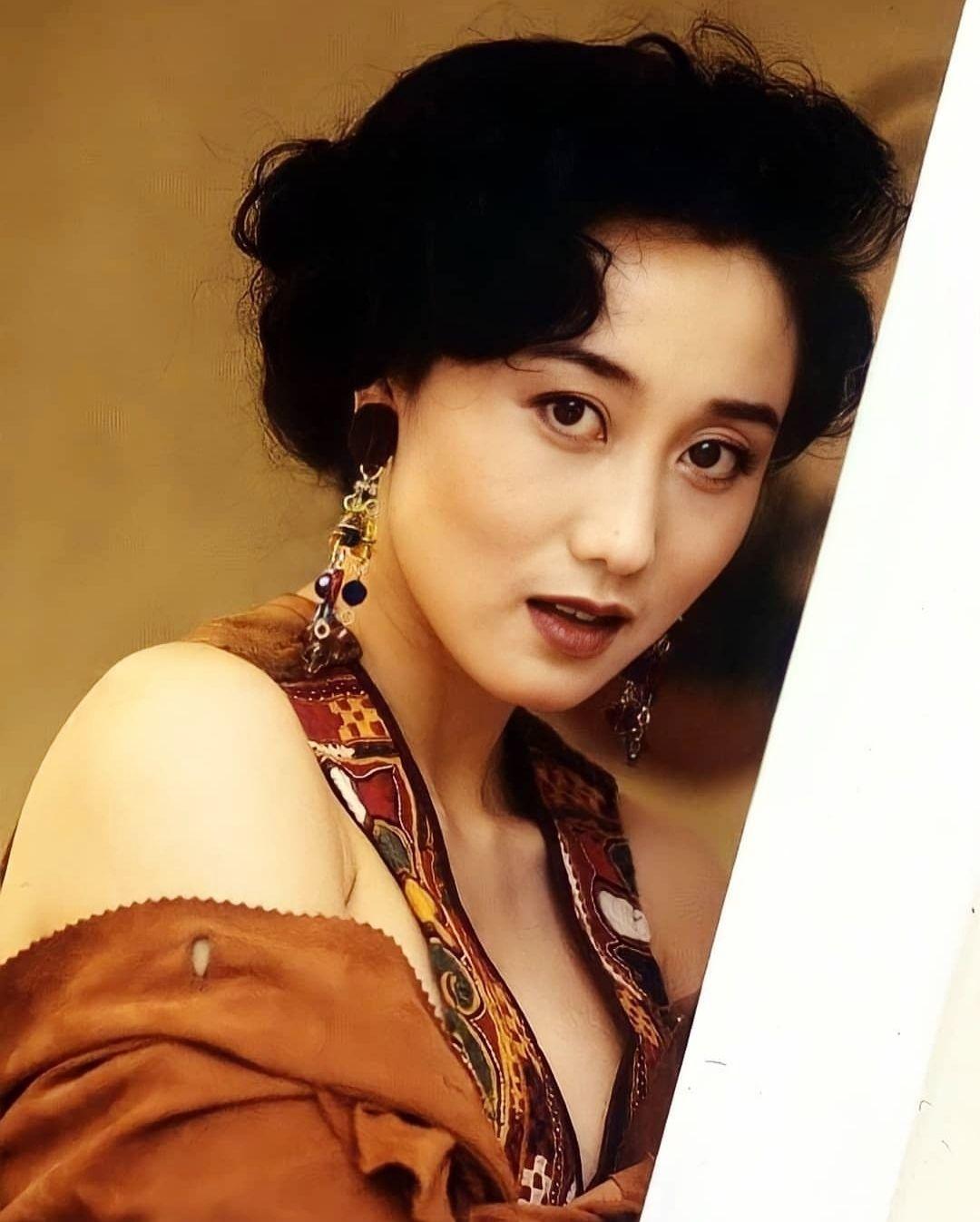 撇开巨乳,利智真的美艳动人吗? - 知乎