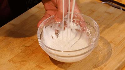 ⑤锅中放油,将水粉糊加入肉片中抓匀挂浆的肉片边抓边依次下入锅中炸