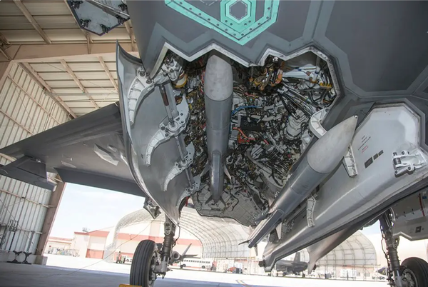 F-35战斗机升级弹仓，隐身模式可带6枚导弹，将与歼-35一较高下？ - 知乎