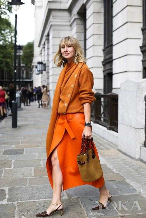 搭配)邻近色不考验对色轮的熟悉度呀,只要拿这件衣服比一比,颜色相近