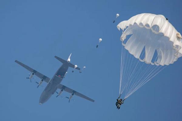 太帅这是00后新兵首次大飞机跳伞时的酷图