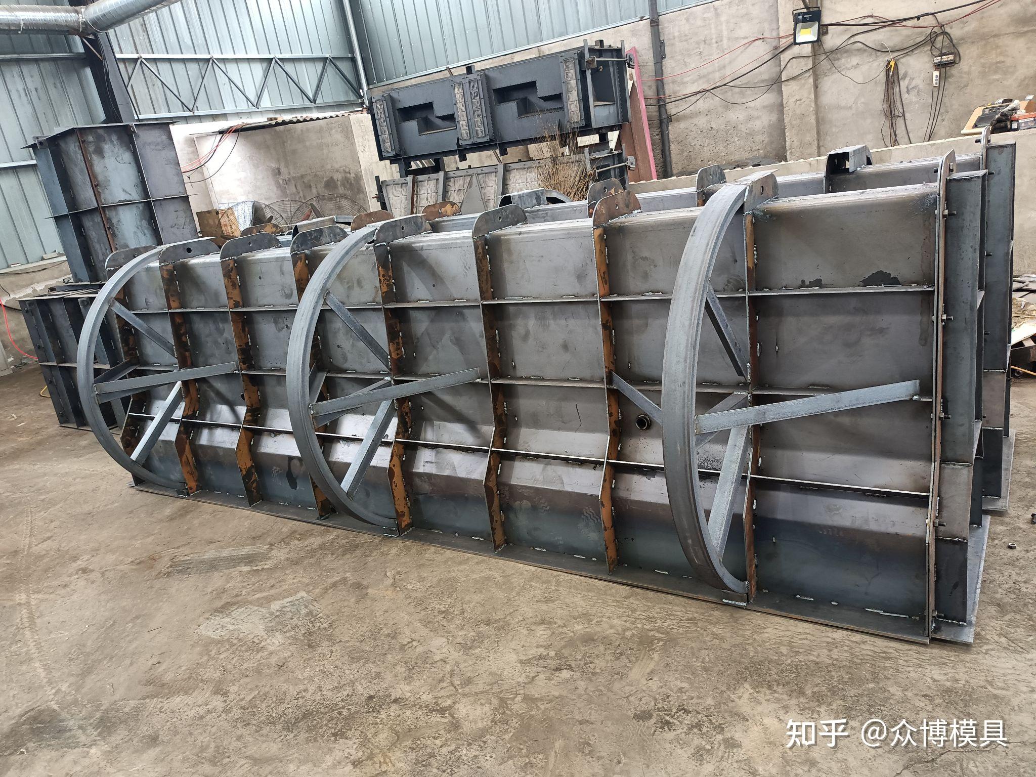 隔离墩钢模具脱模讲解