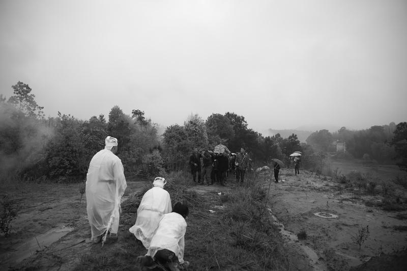 你可以 脸朝黄土背朝天 地活着 但不一定能 要死卵朝天 地死去 知乎