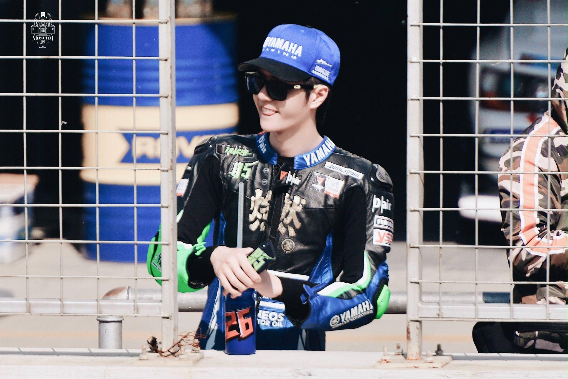 可不可以分享几张王一博笑起来很甜的图片