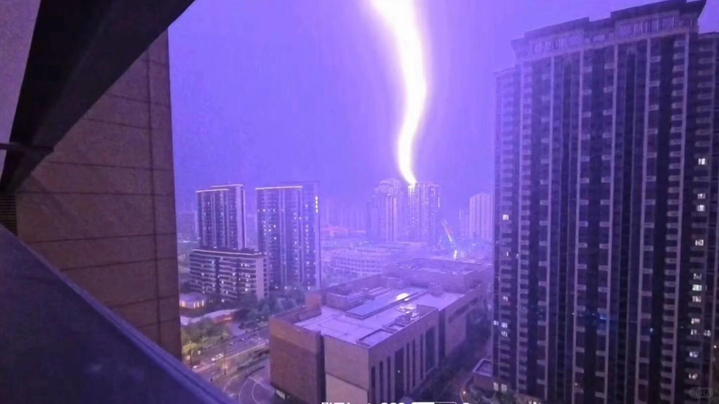 福建安溪龙须殿被曝遭紫雷劈中，这种雷威力有多大？周围有那么多比它高的建筑，为什么就它偏偏被雷击中？