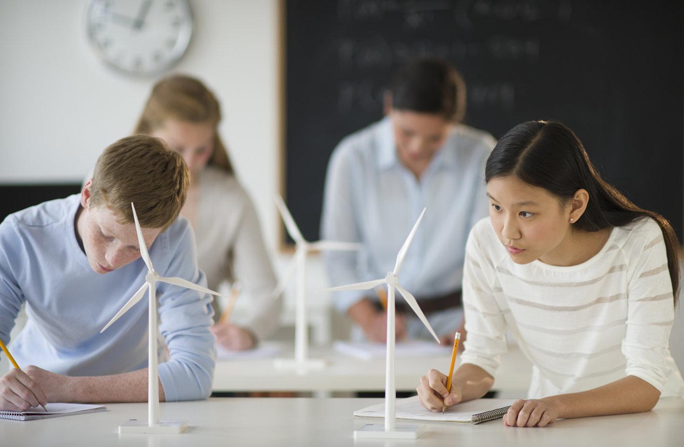 2021中国留学白皮书青少年留学生社会文化适应情况整体较好