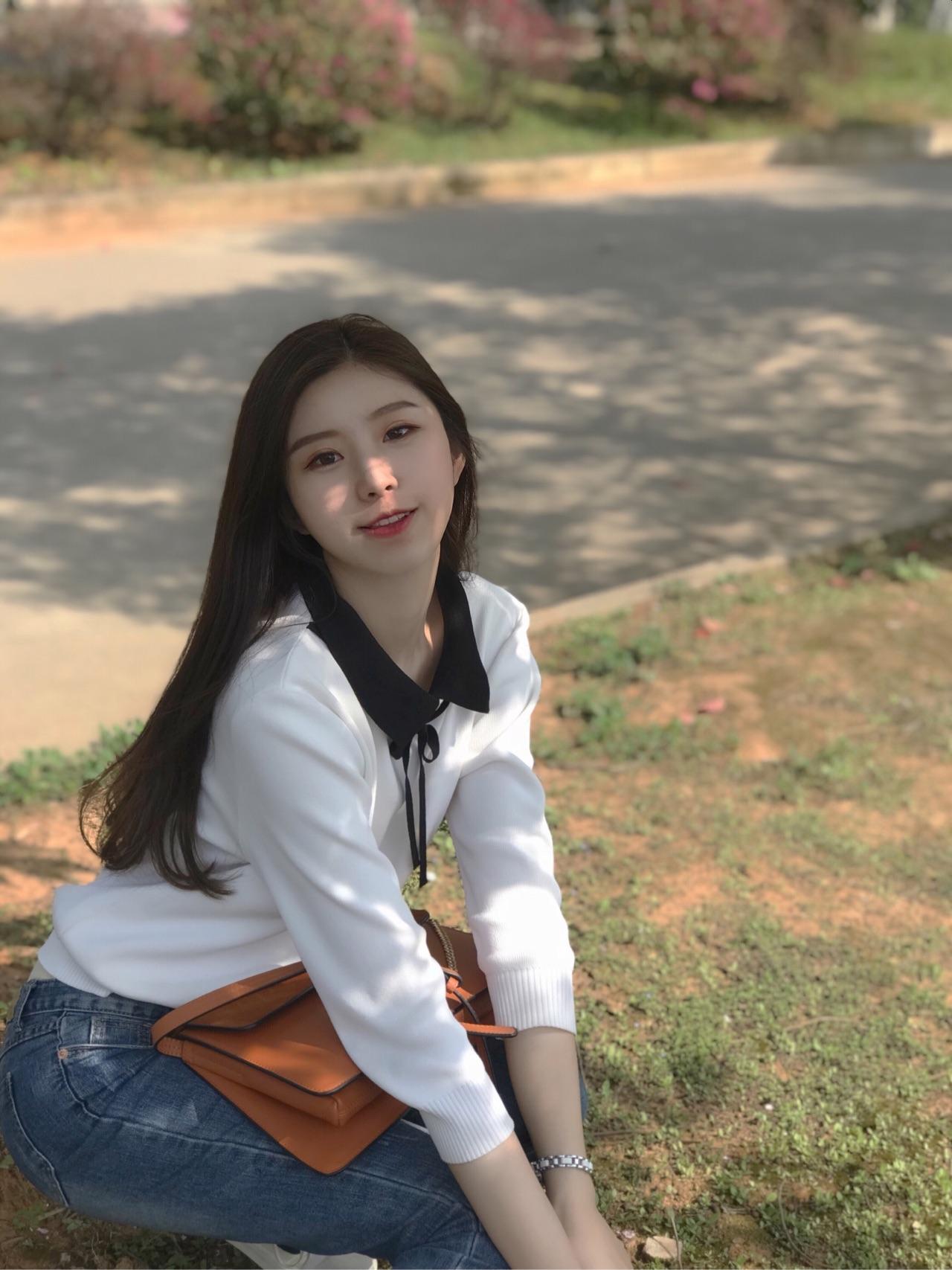 23岁女生该穿什么风格的衣服呢,被妈妈说low 简单大气的衣服是什么样