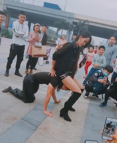 小伙双膝跪地钻到美女的胯下,随后发生的事让人傻眼