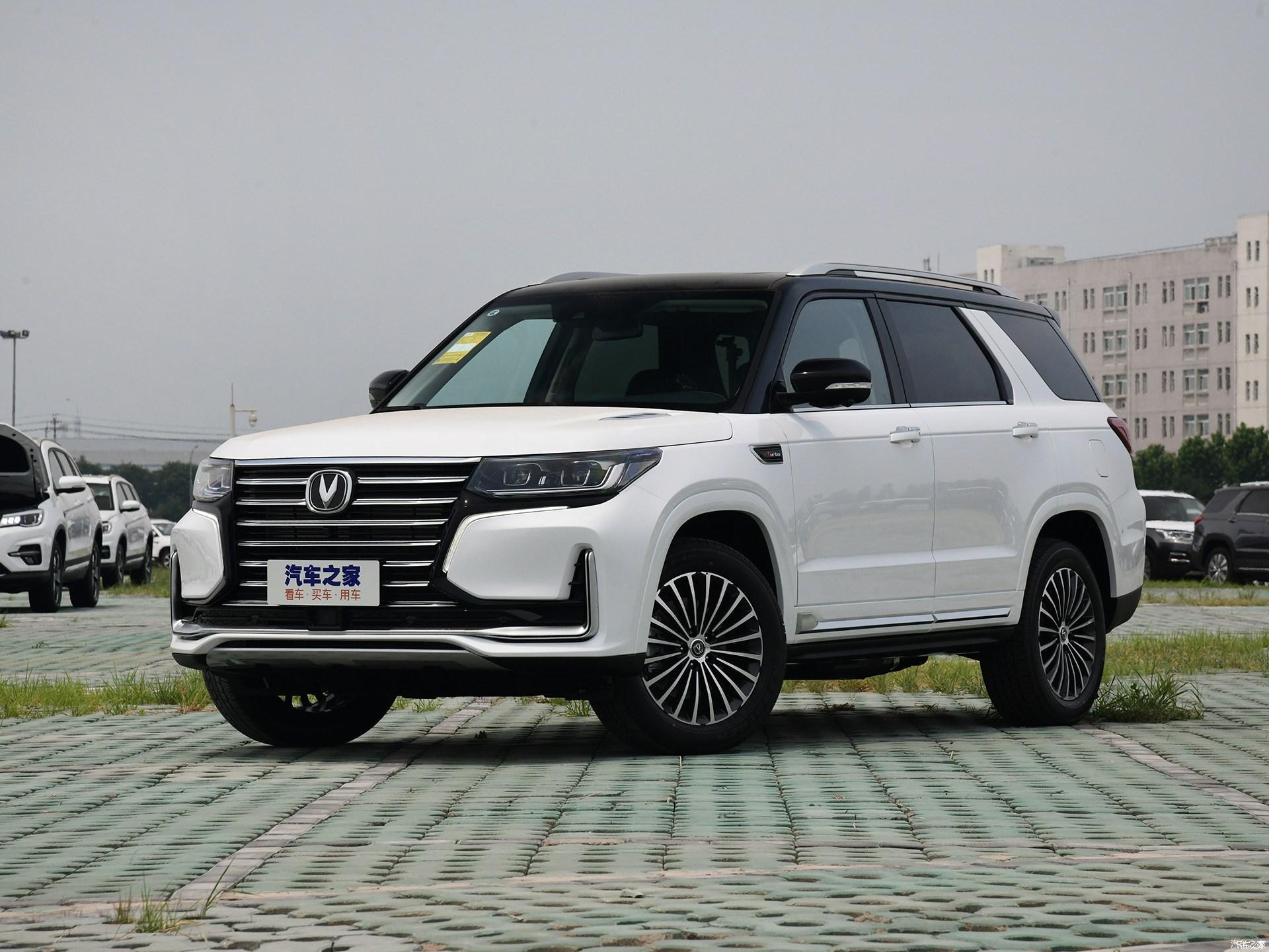 长安cs95采用最新的蝶翼式前脸设计看上去大气十足