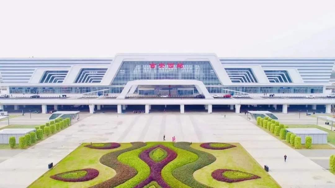 江西吉安西站开通运营高铁站房照明细节抢眼