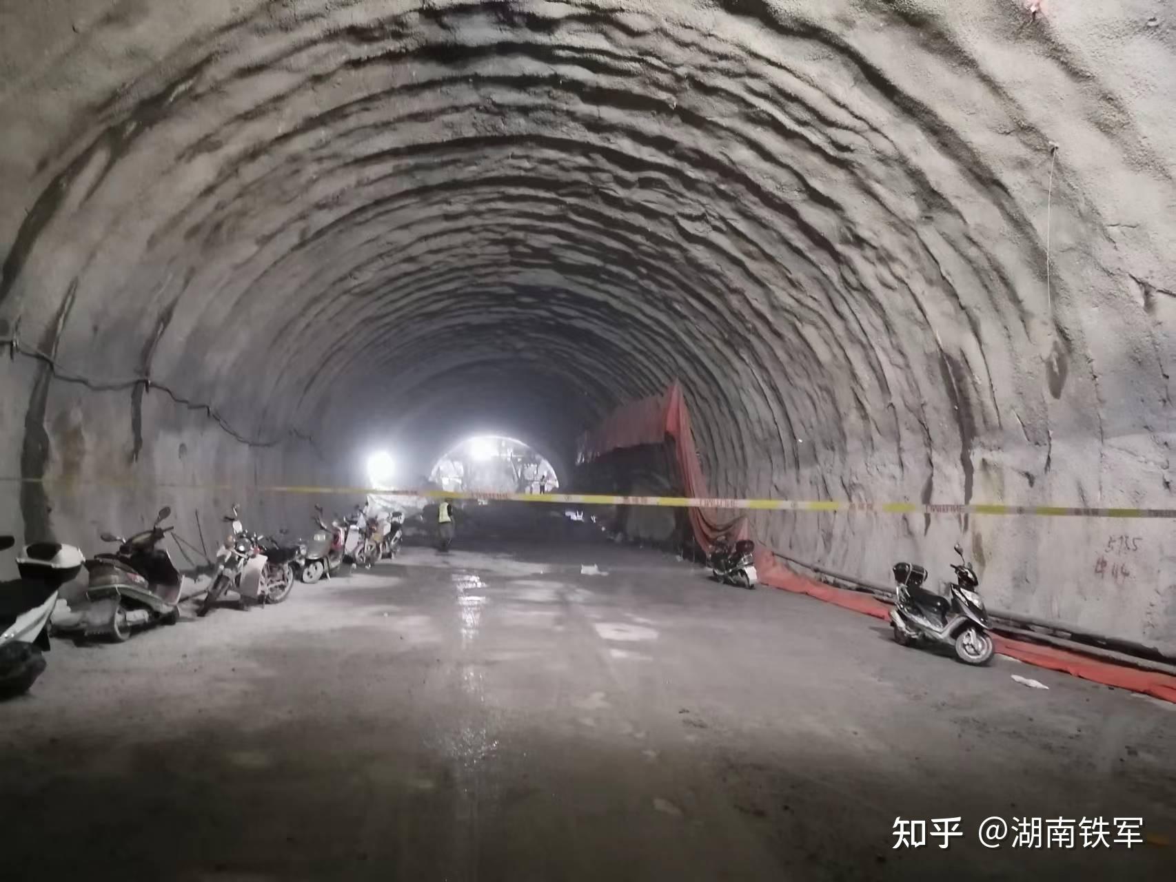 金阳大道三期最新进展道吾山隧道左洞精准贯通