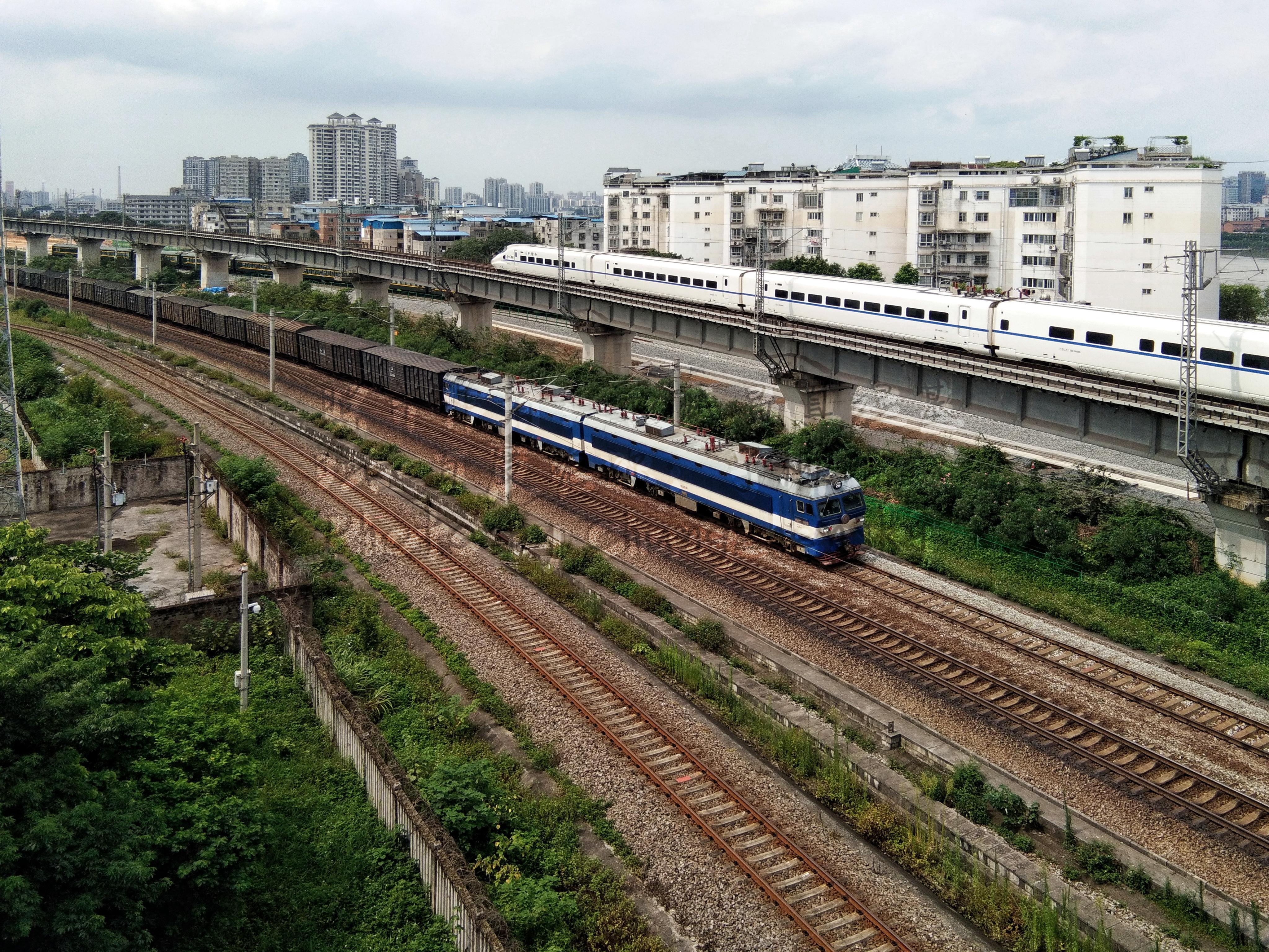 磨滩村跨线桥,前往柳州西站上海机务段0481号和谐1d型电力机车牵引t