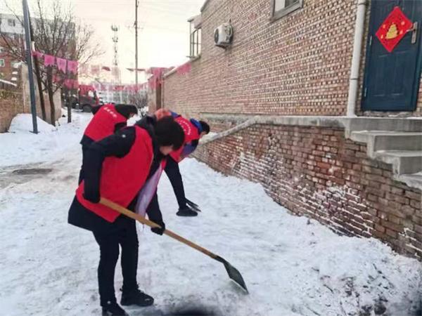 祁县志愿服务队开展为老党员“清理积雪，寒冬送温暖”活动
