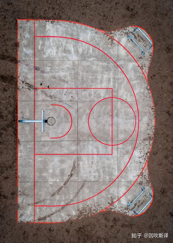 篮筐与禁区城市篮球场航拍的几何美学
