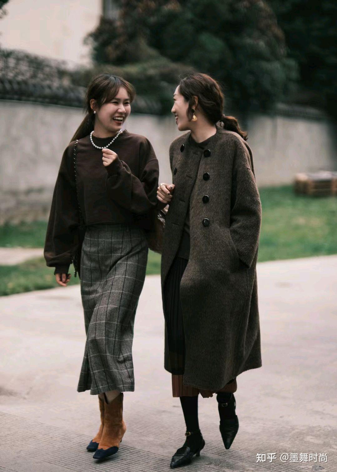 你会发现闺蜜们的逛街穿搭真的是太养眼了,各有各的风格,不追求时尚