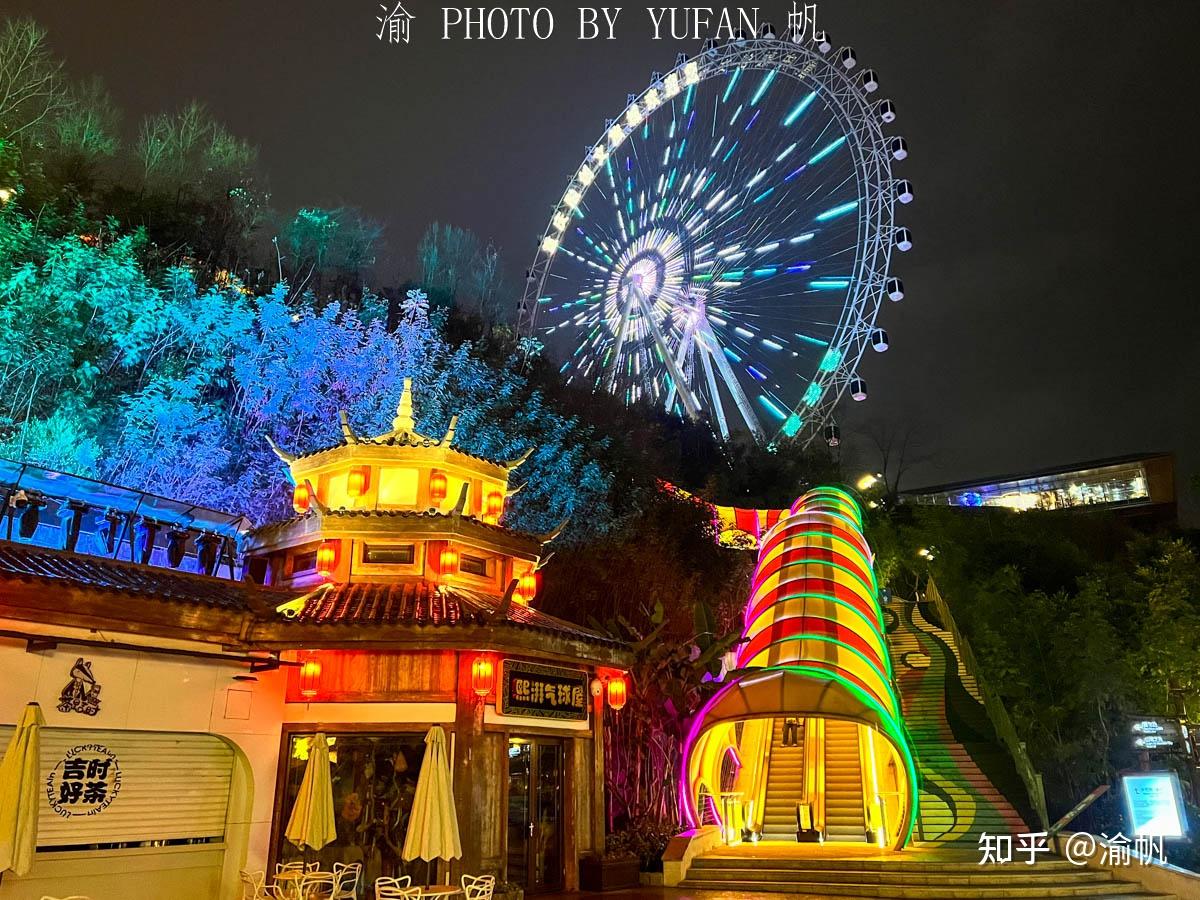 当时夜幕初降,摩天轮的灯光刚亮不久,按说正是游客正多的时候,但是当