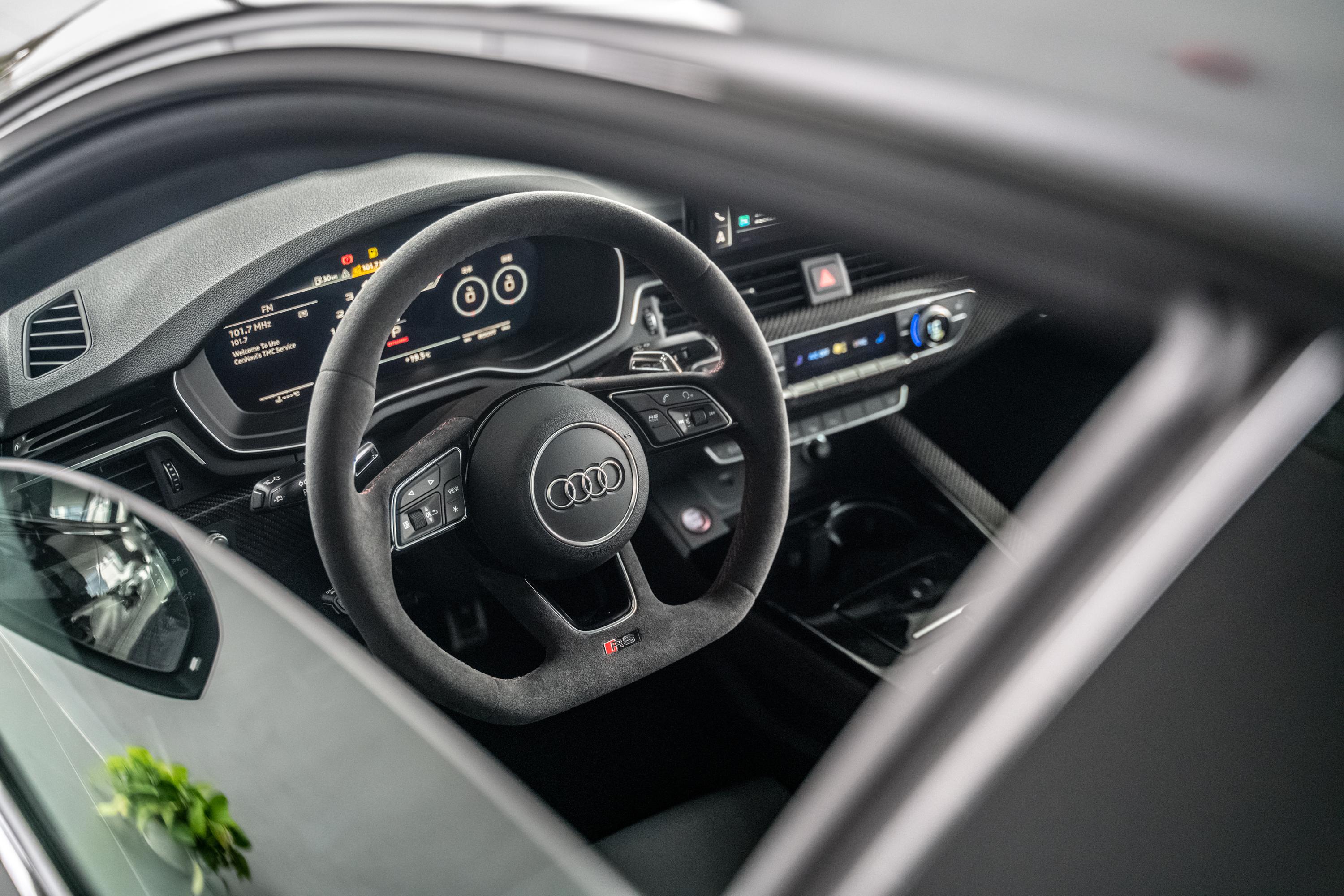 内饰部分则是奥迪的传统设计风格,没有多大的改变,可能因为考虑到运动