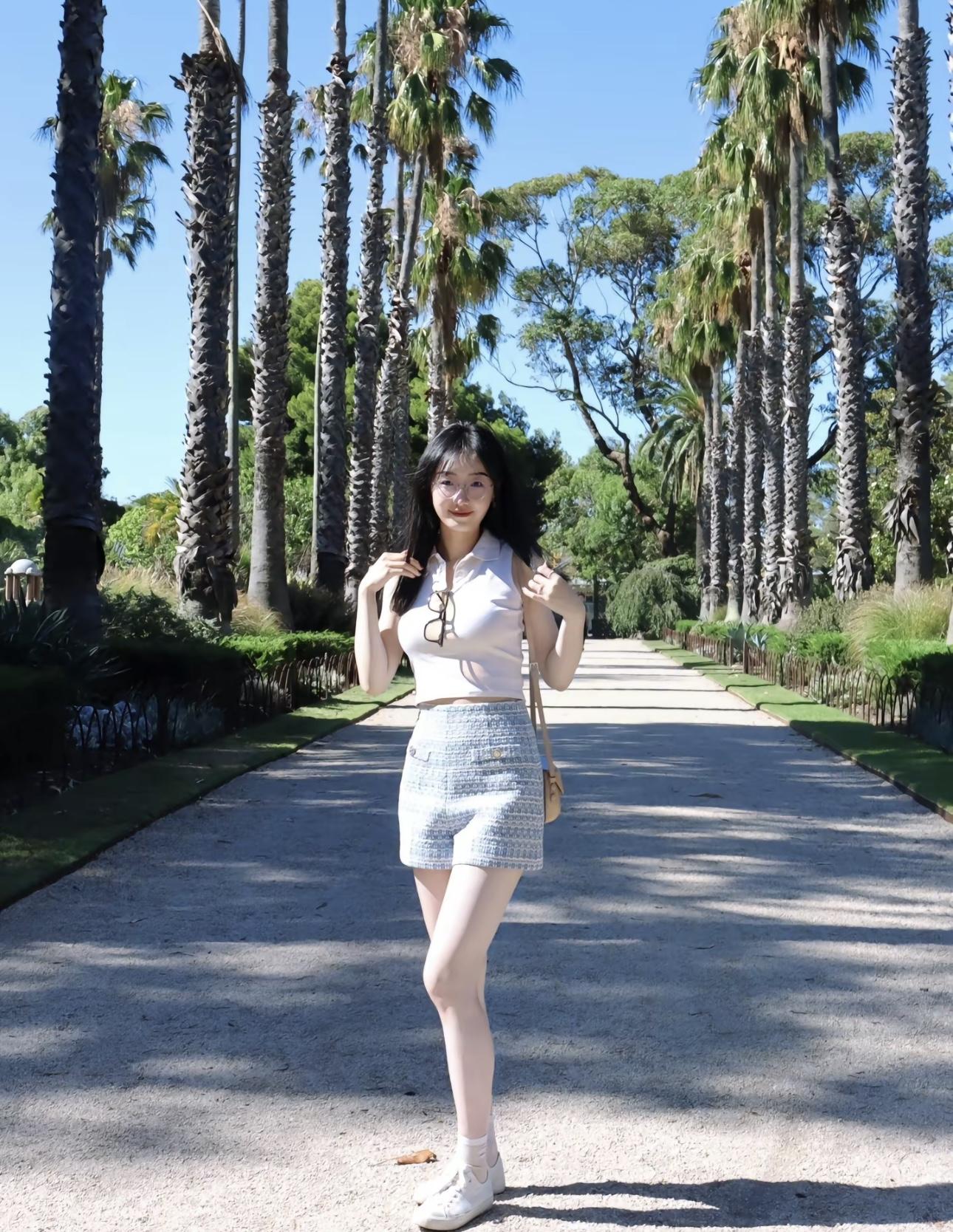 女大学生穿这样的衣服低俗吗