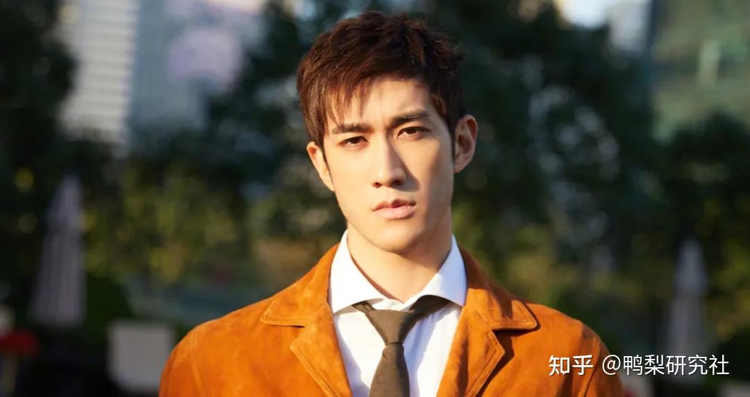 李治廷背肌夹万物支持男明星身材内卷