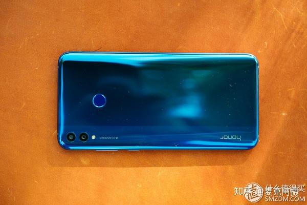 荣耀8x max是"巨屏机",使用的是目前手机界少有的高达7.12英寸的屏幕.