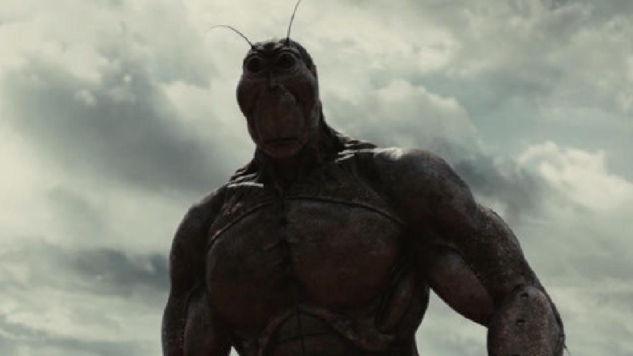 科幻片人类把蟑螂送到火星500年后进化成2米多高的蟑螂人