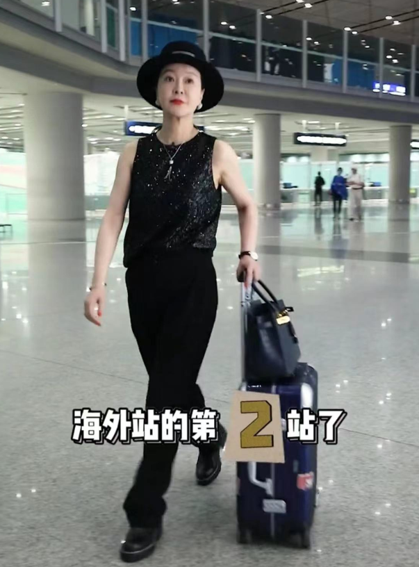 前央视主持人王小骞现身死海,身穿泳装惹人争议