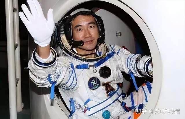神七出舱突然响起火灾警报,翟志刚:展示红旗,就做好了牺牲准备 - 知乎