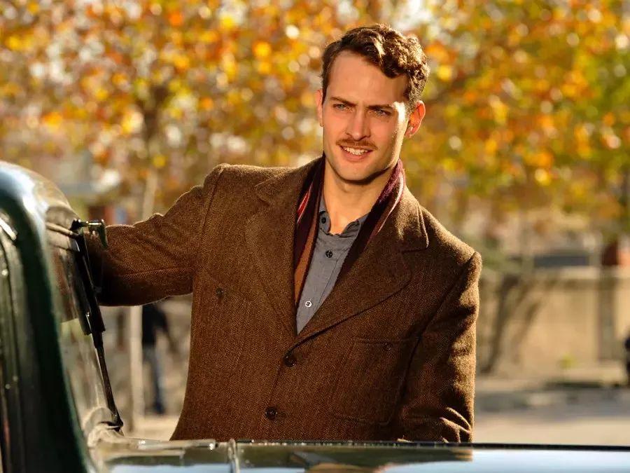 佛朗哥成为国家的最高统帅后,他面临的是西班牙的烂摊子.