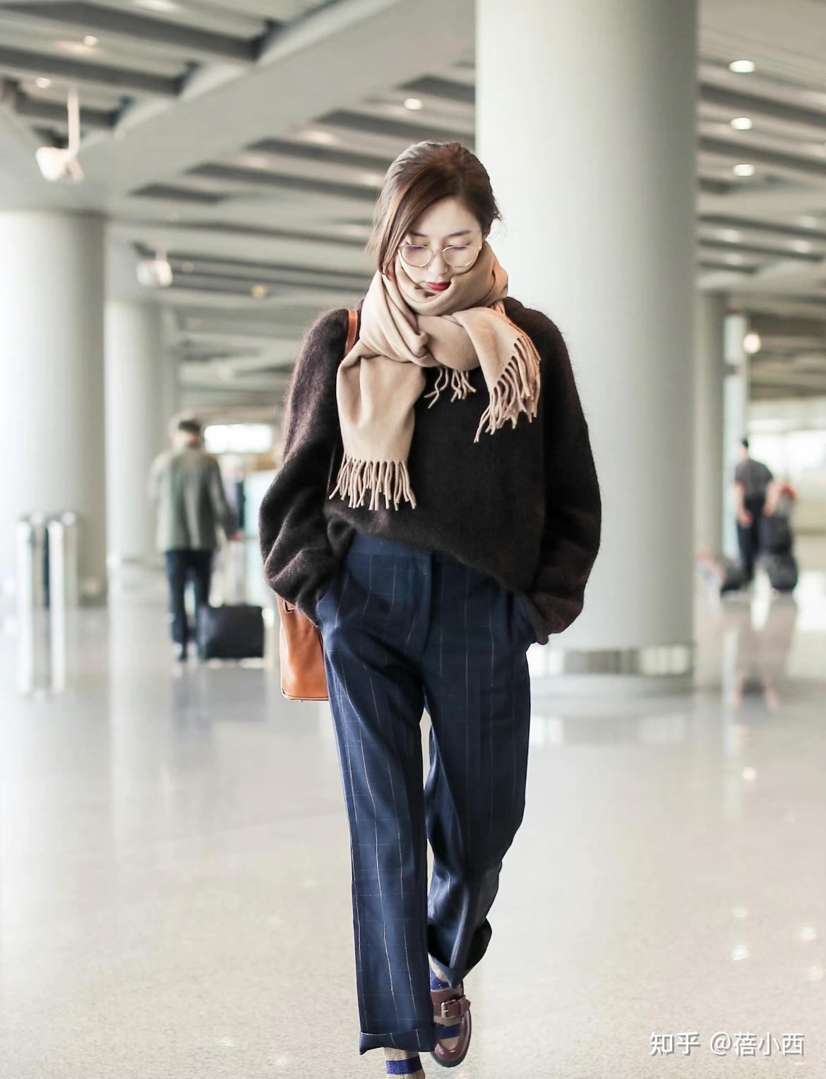 江疏影穿毛衣配条纹裤走机场学会她的穿搭思路轻松拿捏明星范