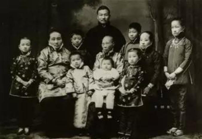 杨森:提倡解放妇女,有12个老婆43个娃,90岁娶17岁少女生了女儿 - 知乎