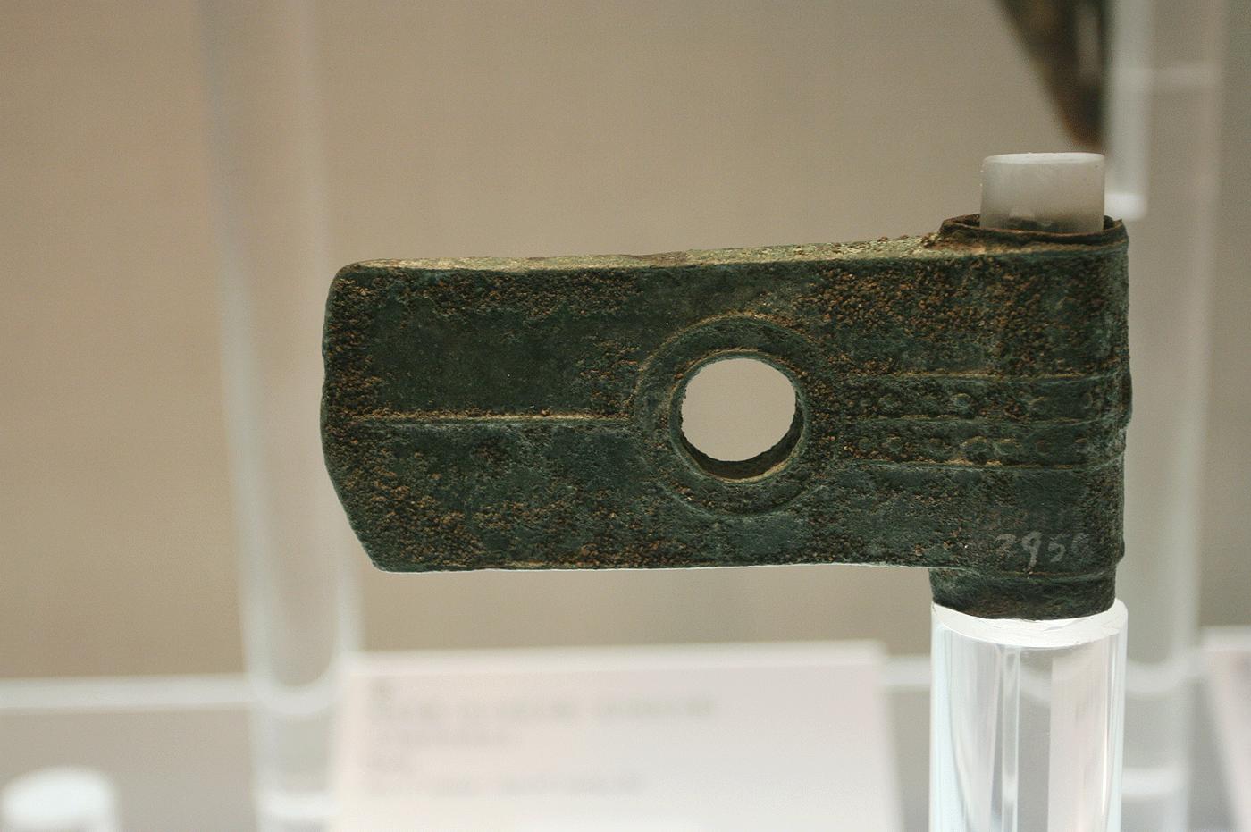 首都博物馆藏西周早期管銎青铜斧这三种斧子中,直銎斧是工具斧,横銎