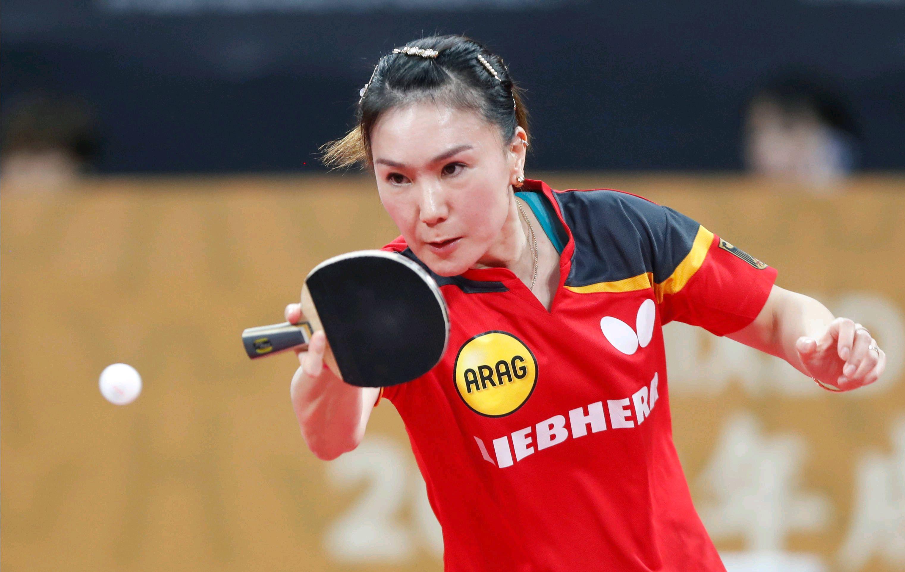 单晓娜正手扣高球,王曼昱连续反手发球抢攻,接发球搓长反手位11比2