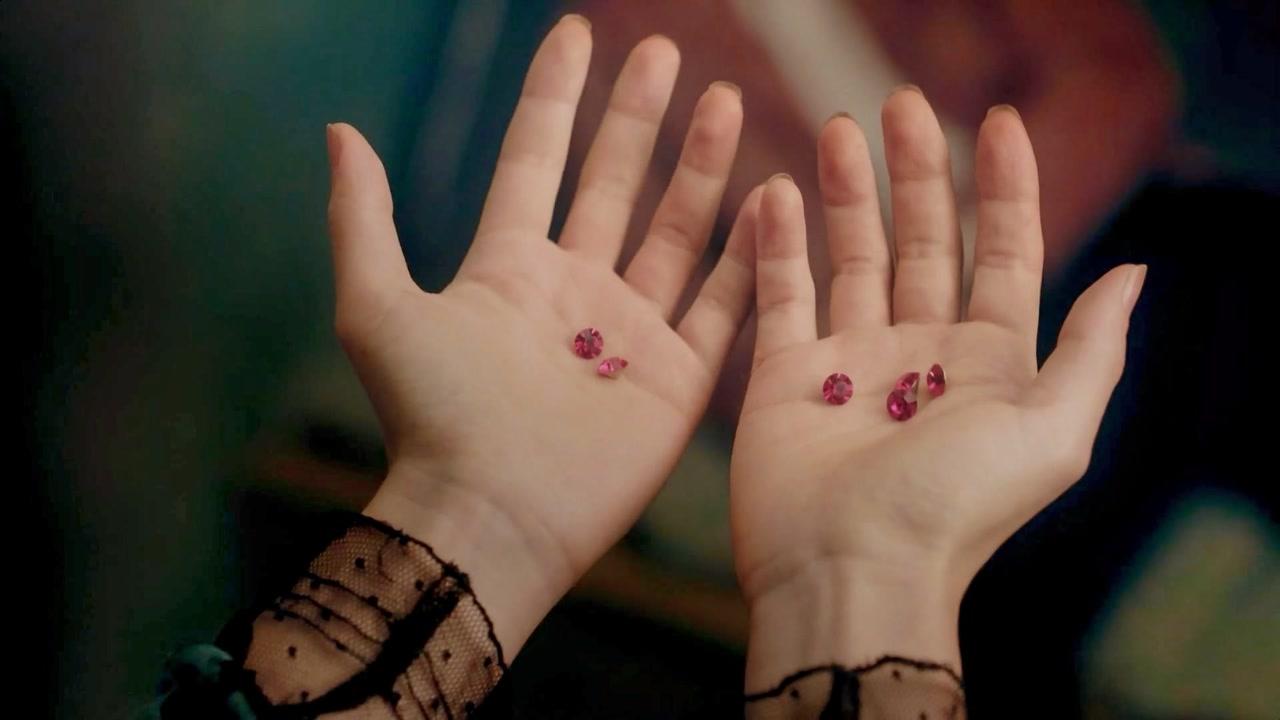 女孩被吸血鬼咬了一口后,变得长生不老,可惜没了成年女人的风姿